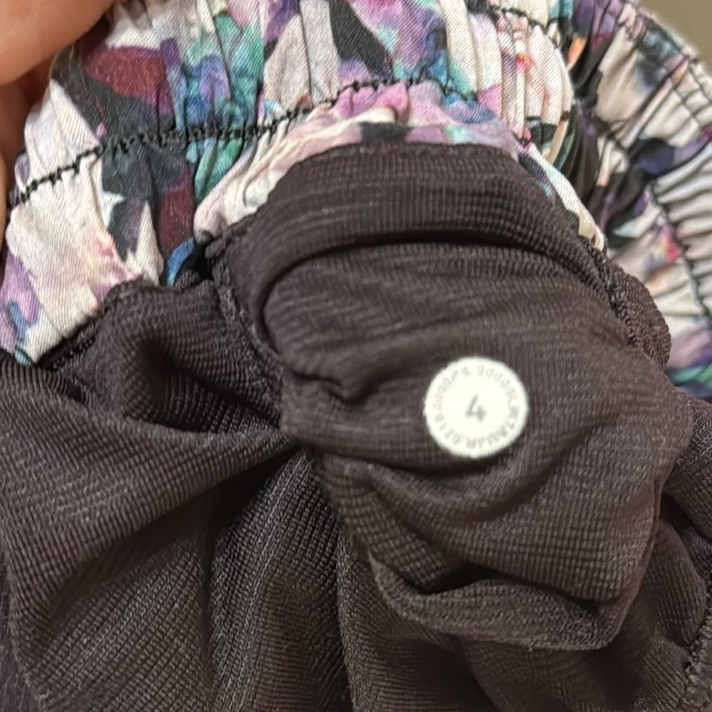 Size 4 LULULEMON Hotty Hot 2.5" Short Utopia Multi Deep Phantom brief lined - Picture 3 of 7